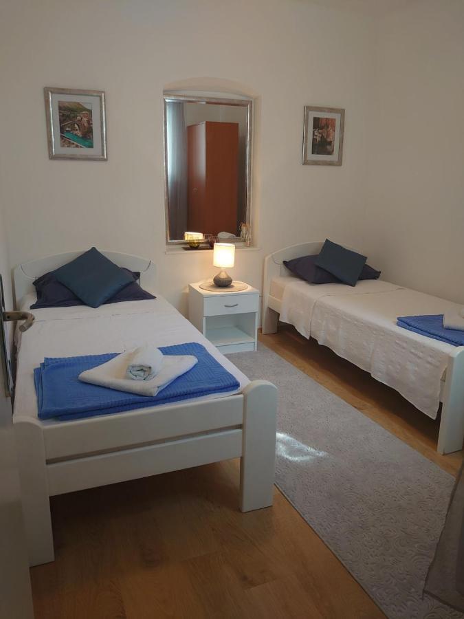 Apartments Tulipan - With Free Private Parking Garage 모스타르 외부 사진