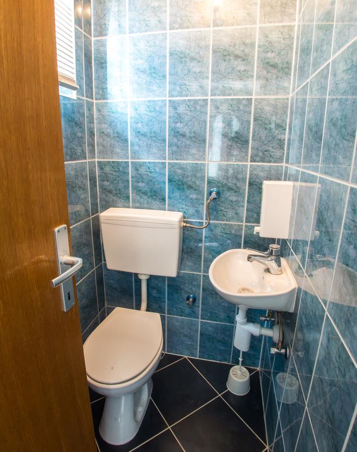 Apartments Tulipan - With Free Private Parking Garage 모스타르 외부 사진